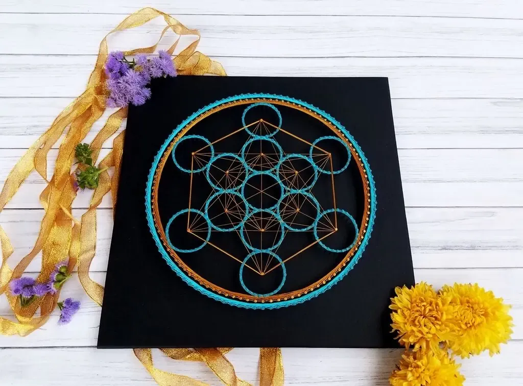 Картина Куб Метатрона, золотистый декор, стринг арт геометрия 6