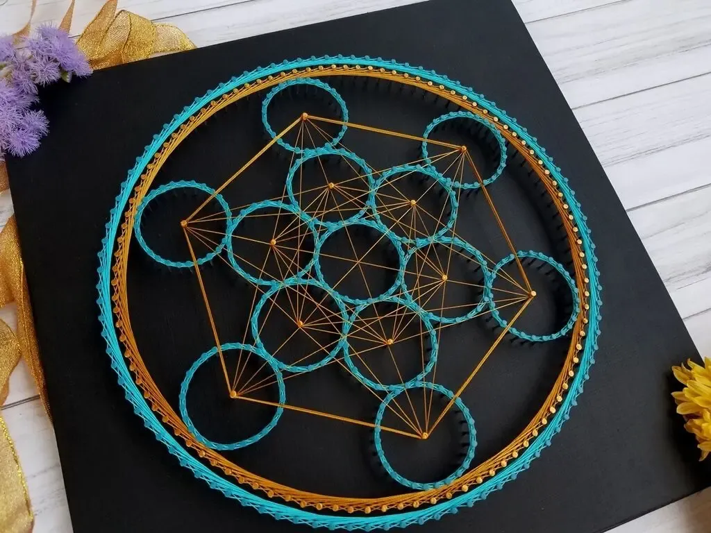 Картина Куб Метатрона, золотистый декор, стринг арт геометрия 3