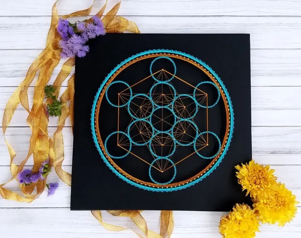 Картина Куб Метатрона, золотистый декор, стринг арт геометрия 5