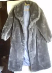 Жіноча шуба зі штучного хутра.