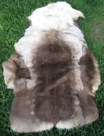 Оленяче хутро заводського виготовлення.