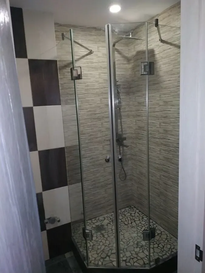 Стеклянный душевой уголок без поддона 2