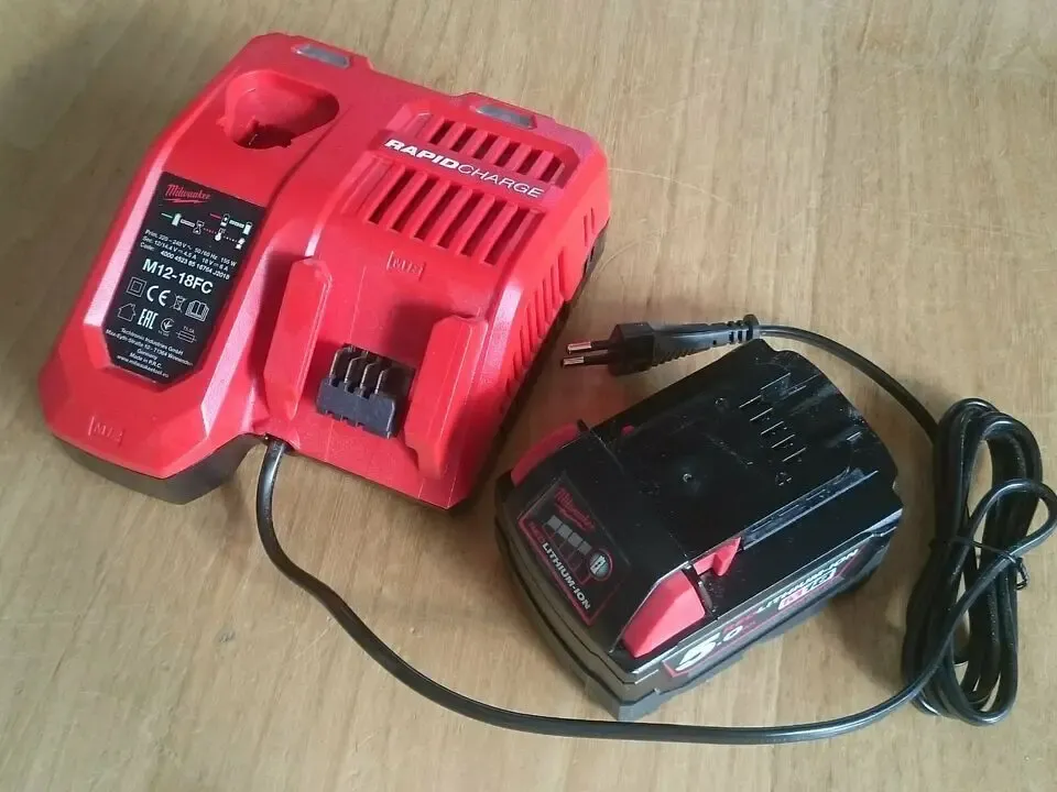 Aккумулятор, зарядка  Bosch, Milwaukee. 2