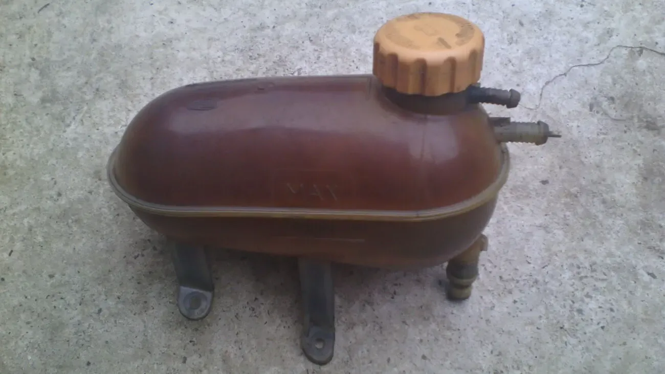 Бачек расширительный Форд Сиерра 89bb-8k218-ba оригинал