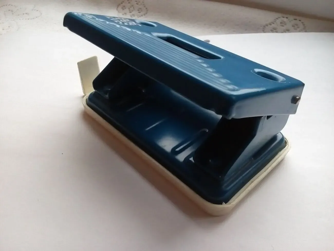 Дырокол металлический канцтовары