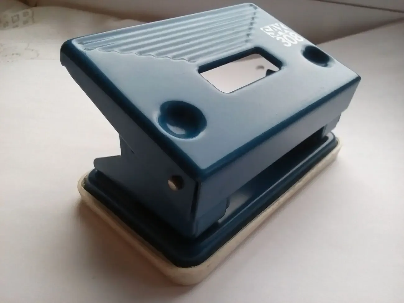 Дырокол металлический канцтовары 8