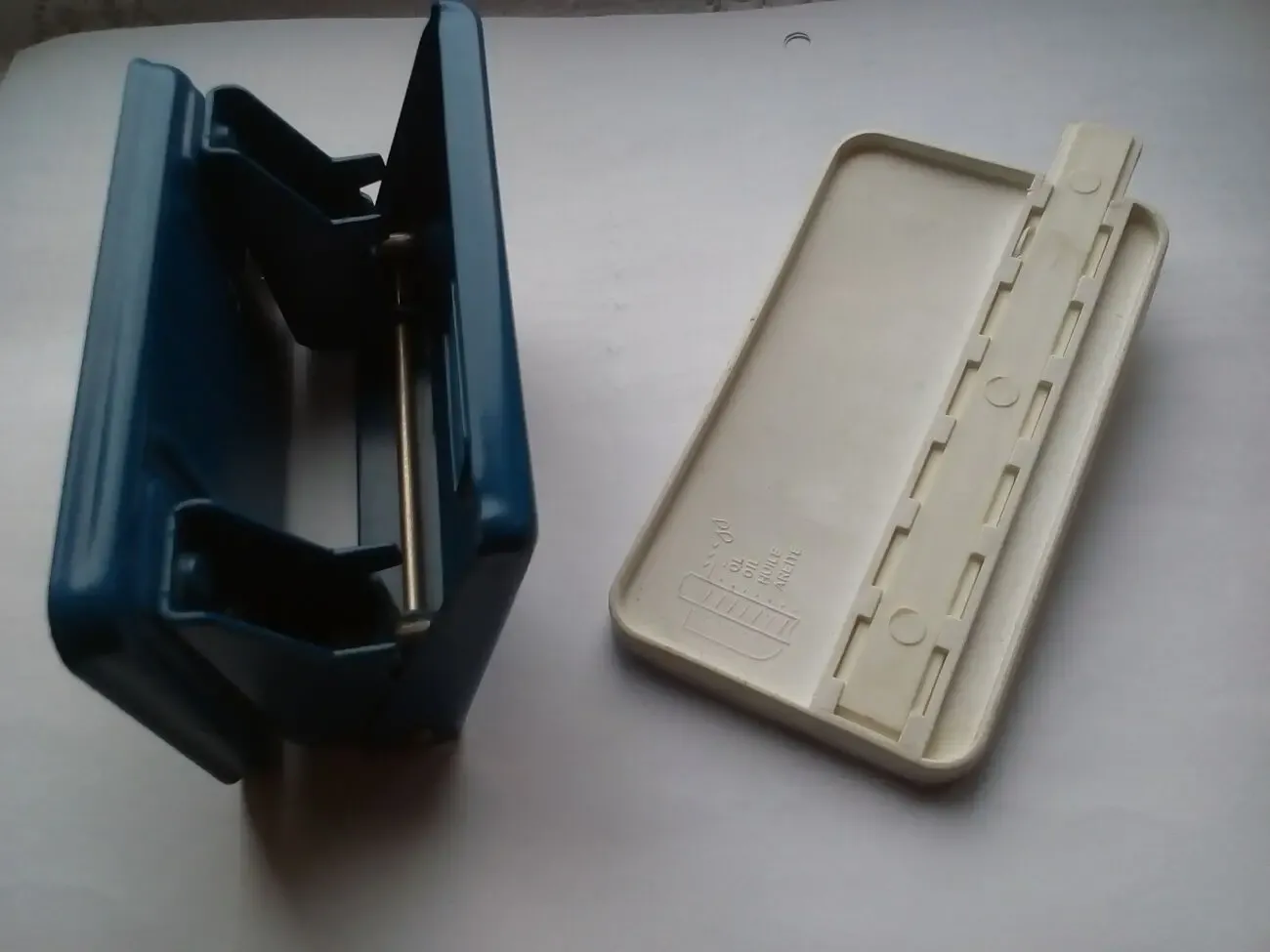 Дырокол металлический канцтовары 10