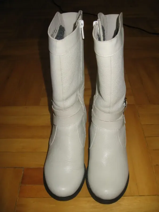 Продам новые кожаные сапоги. Белые