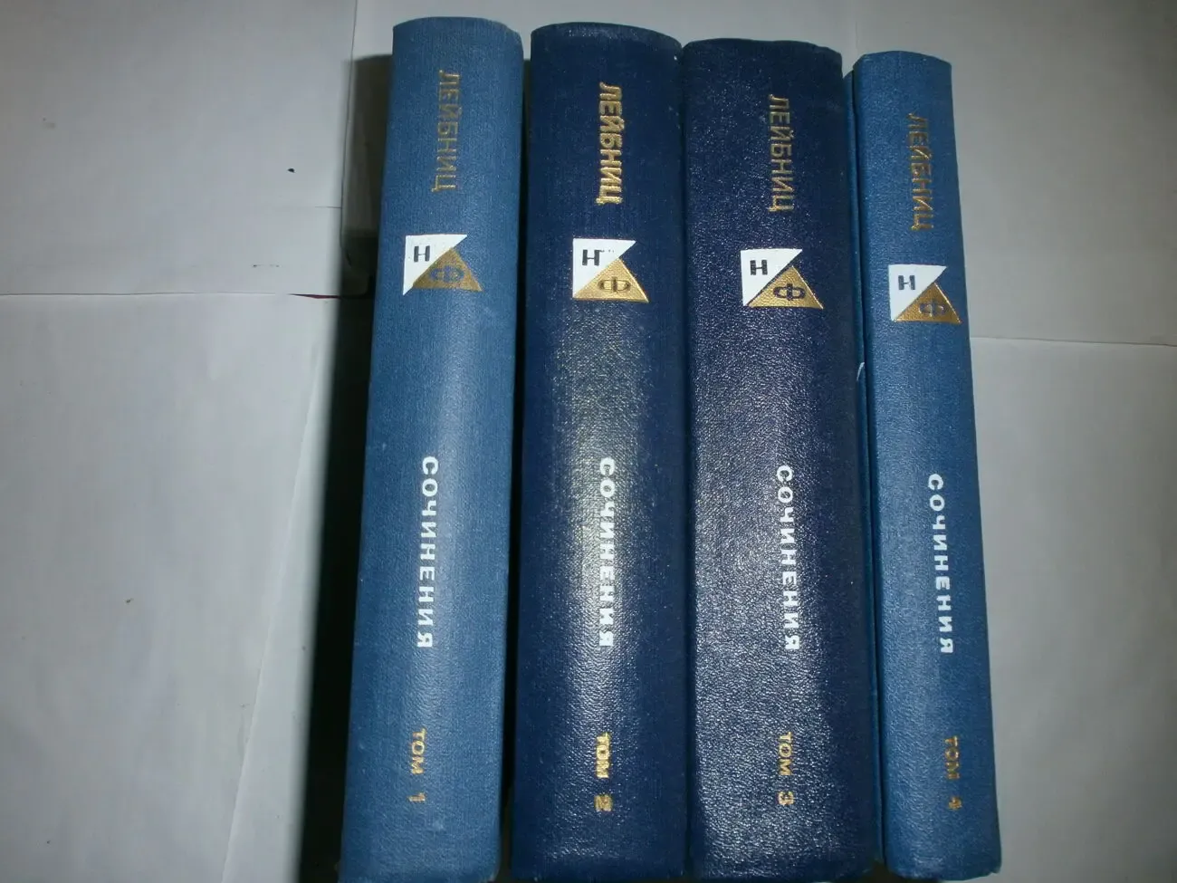 Лейбниц. В. Сочинения в 4 томах  Философское наследие М.: Мысль, 1989 2