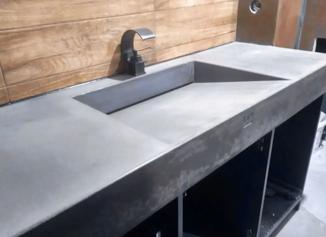 Умывальник бетонный подвесной щелевой и самостоящий 3