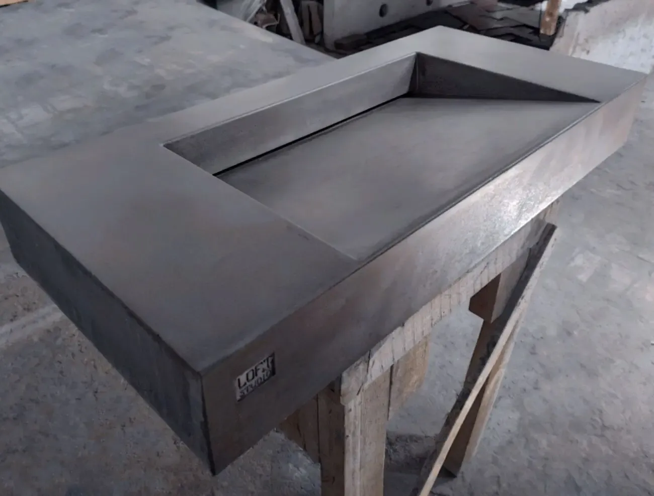 Умывальник бетонный подвесной щелевой и самостоящий