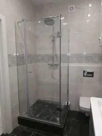 Душевые стенки и двери стеклянные в конструкцию душевой кабины