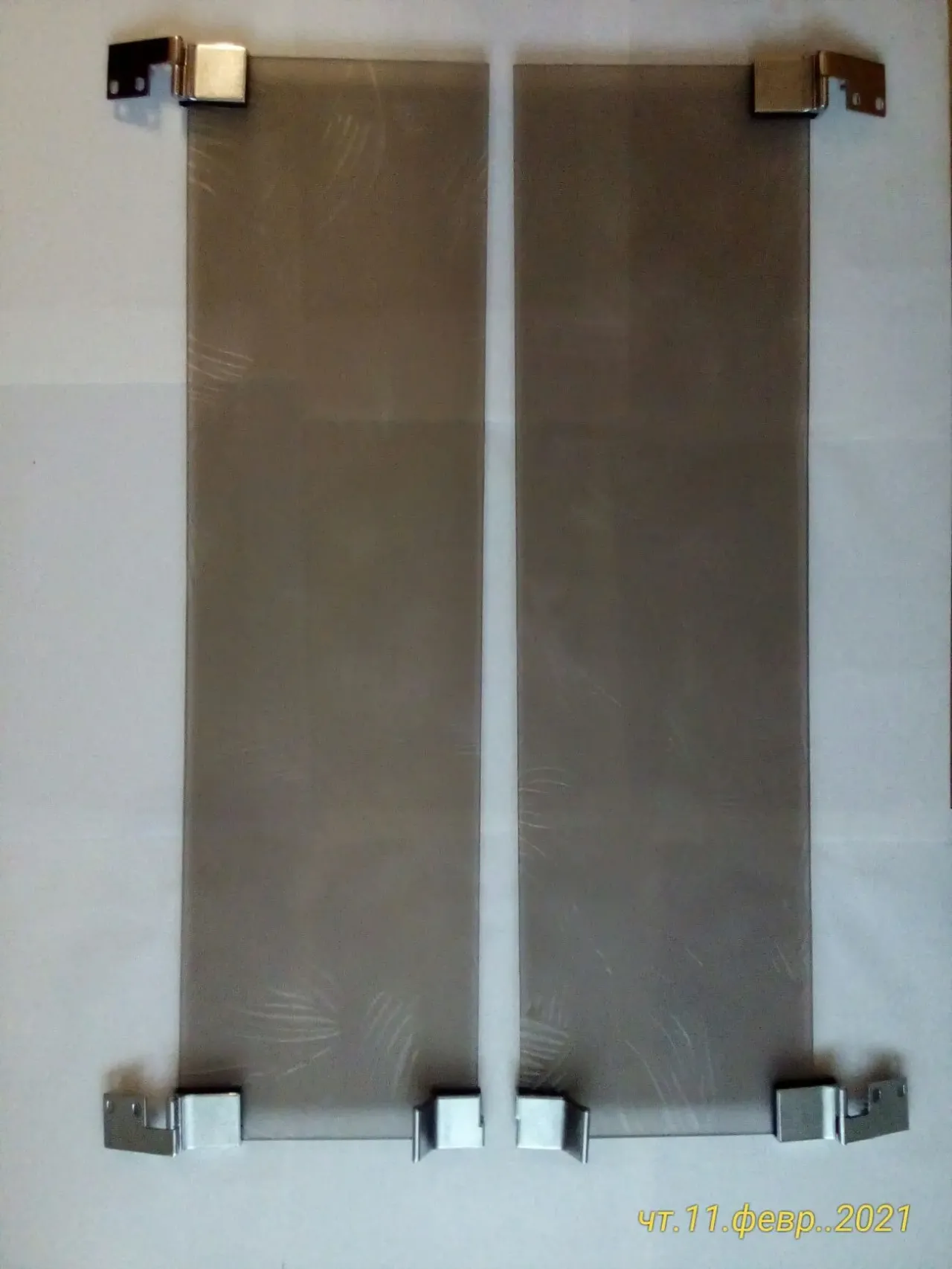 Продам стеклянные дверки с петлями и ручками.