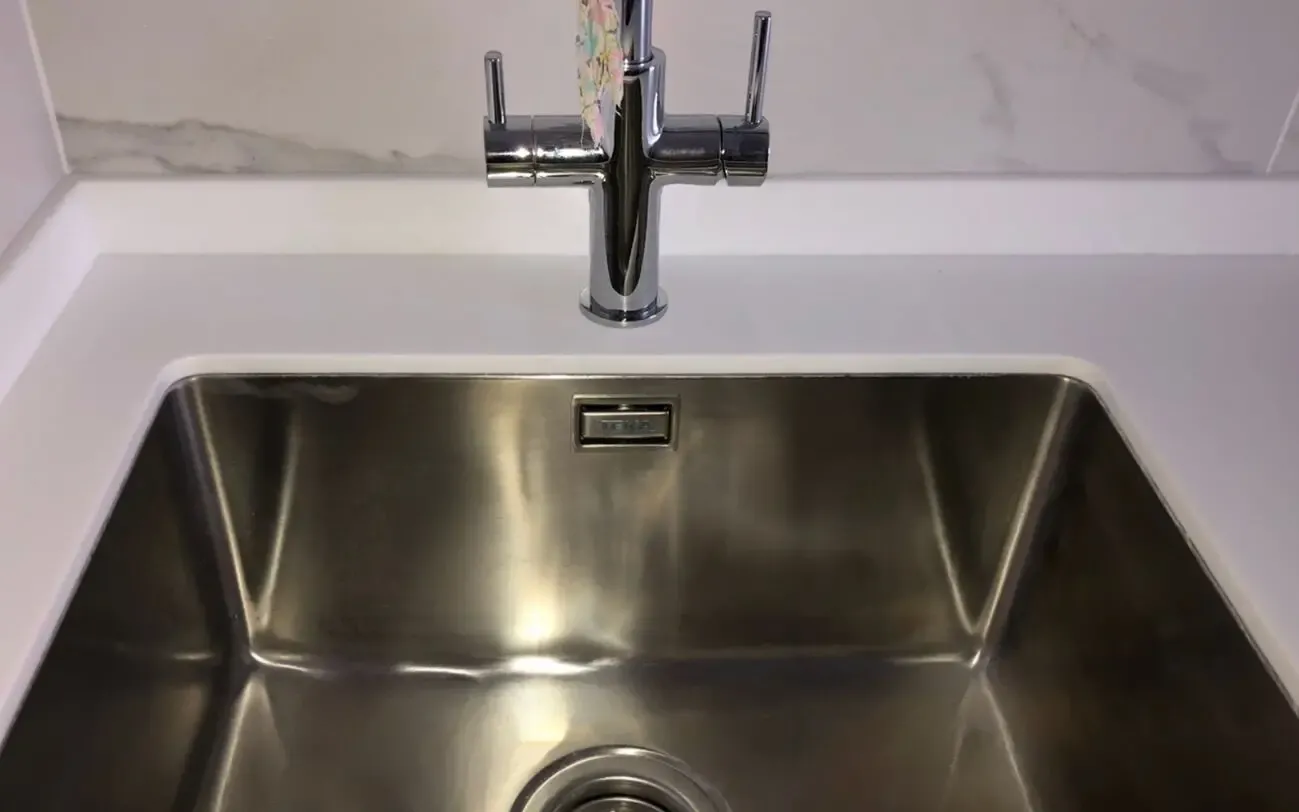 Кухонная столешница из искусственного камня для моек на заказ (акрил) 4