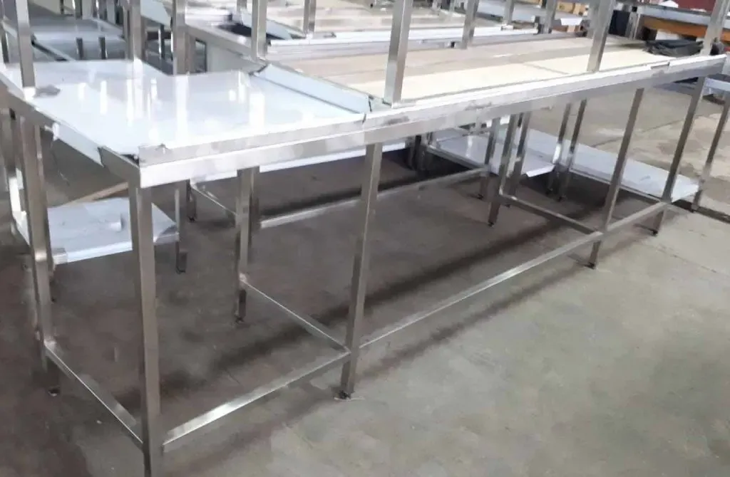 Стол 2800х700х900 из нержавейки с бортом без полки