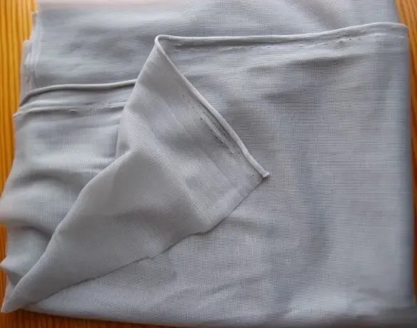 Ткань 1 м стрейч сетка серая подкладка, одна сторона гладкая.