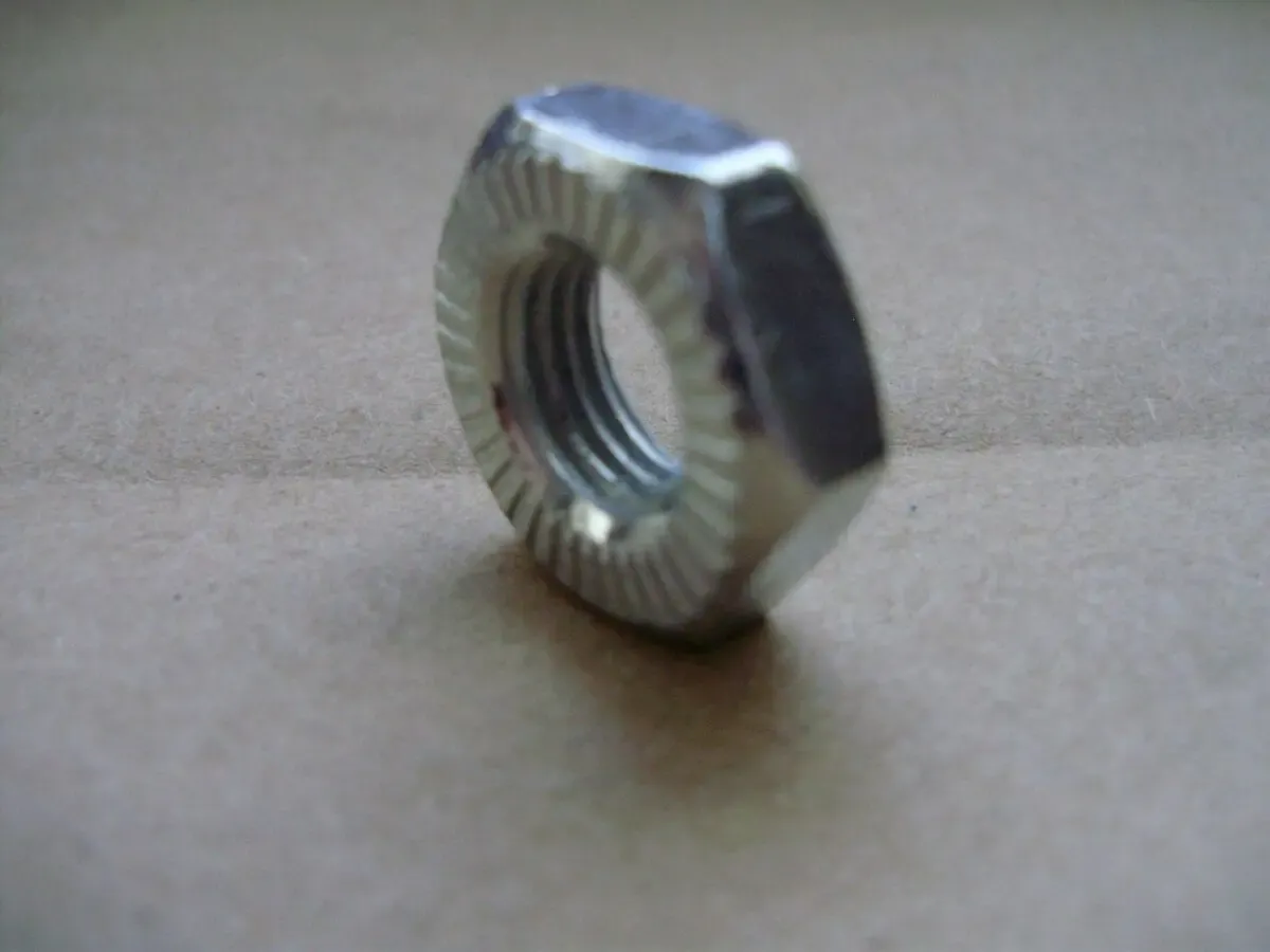 Гайка М10 дюймовой резьбой 3/8 3