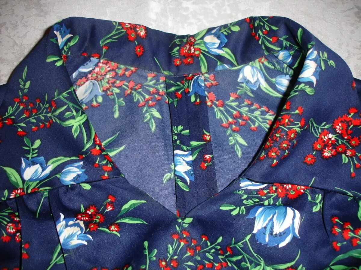 Халат 58 р. НОВИЙ (бавовна) і плаття 54-56 р.; на короткий рукав 3