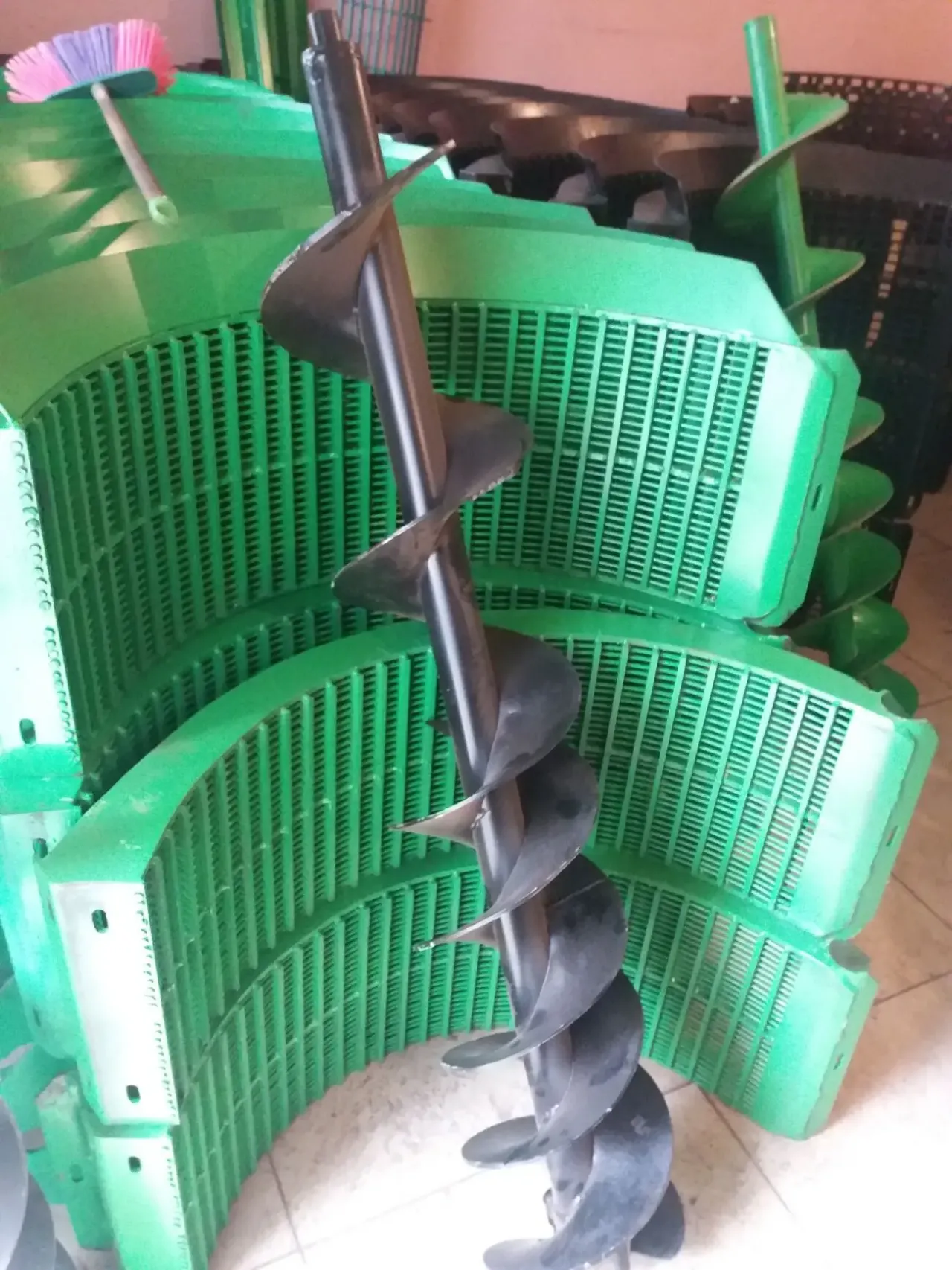 Шнек загрузки бункера джон дир AH218485. 2