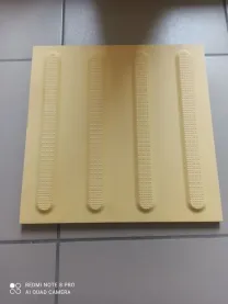 Тактильная плитка керамогранитная "Полоса" 300х300х10