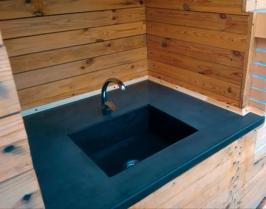 Кухня - барбекю из бетона, столешница с интегрированной мойкой во двор