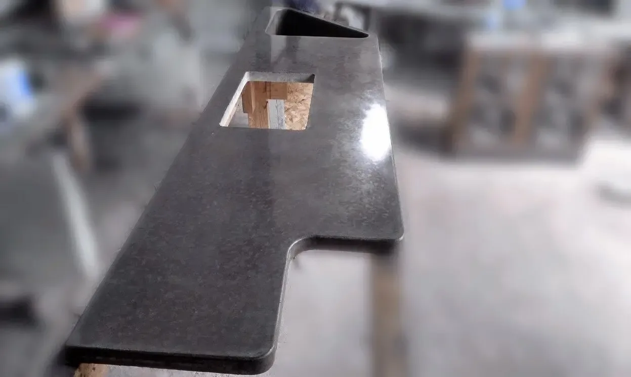 Кухня бетонная, столешница треугольной формы с интегрированной мойкой 4