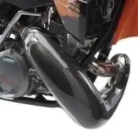 Защита выхлопной трубы из углеродного волокна на 2-тактной модели KTM 2