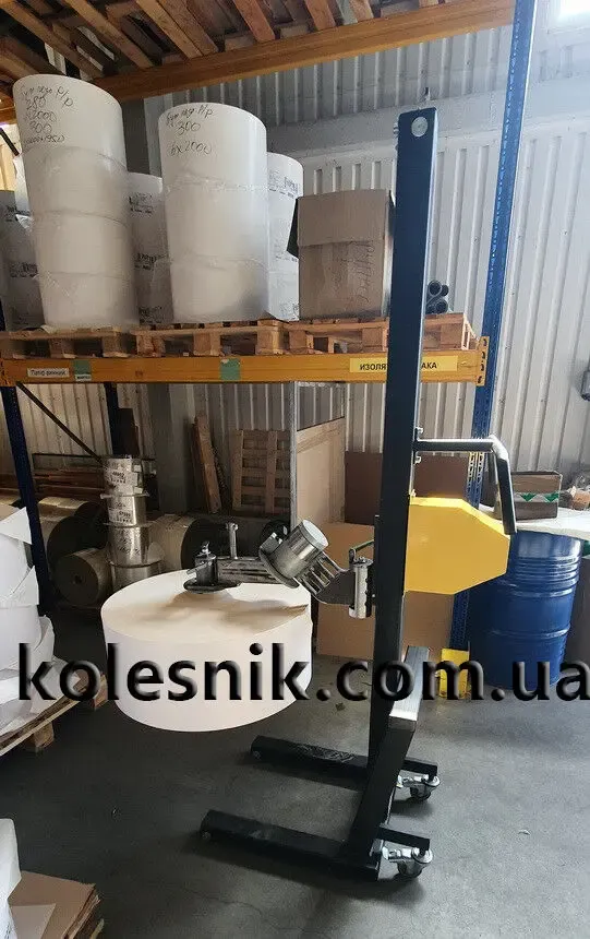 Кантователь рулонов  для перемещения и складирования рулонов 2
