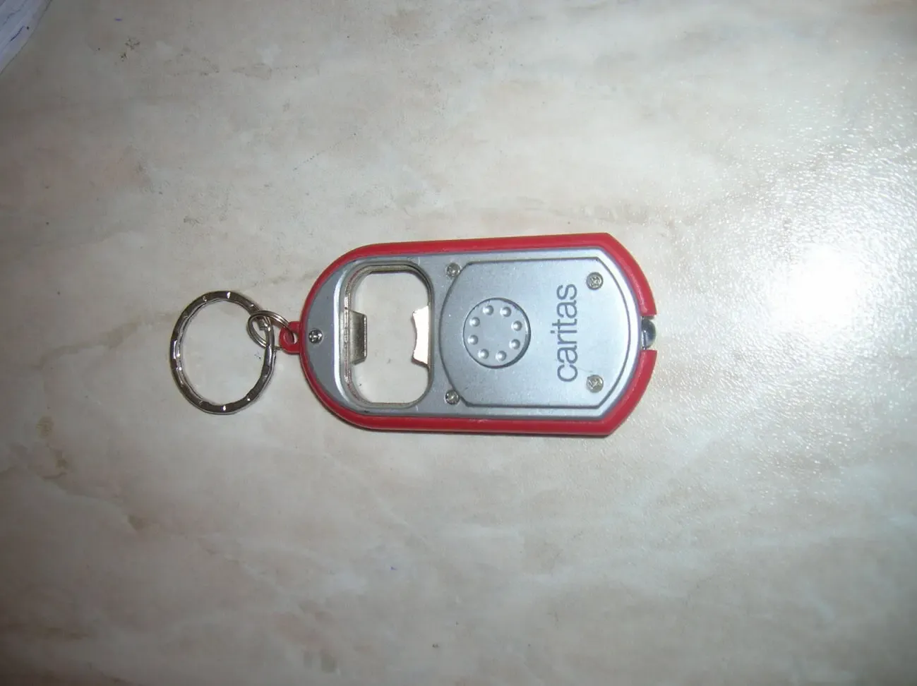 Брелок на ключи с фонариком и консерво-открывателем 3