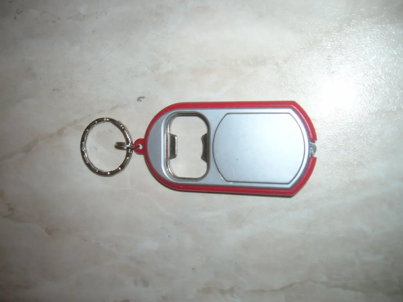 Брелок на ключи с фонариком и консерво-открывателем 2