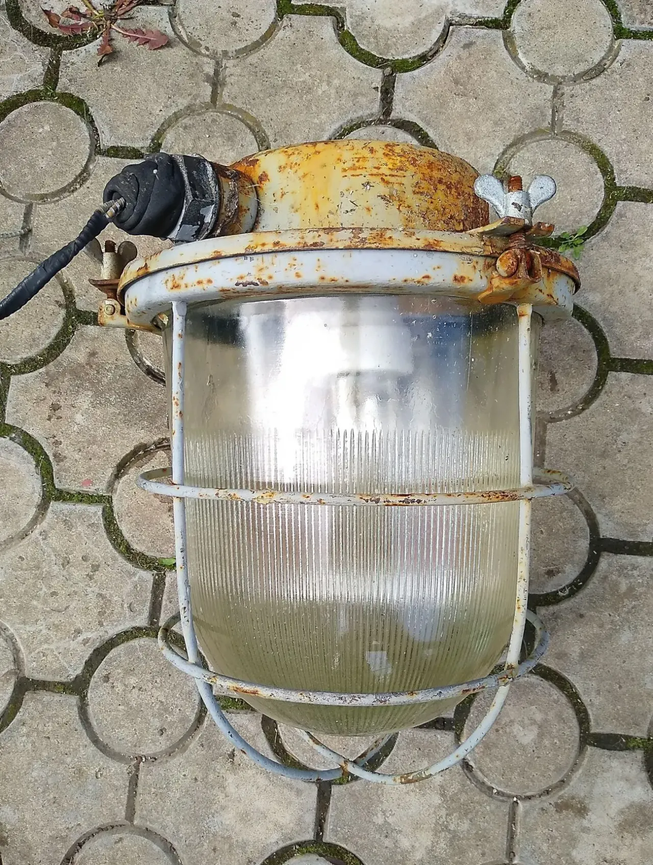 Фонарь уличный,большой,с защитой 3