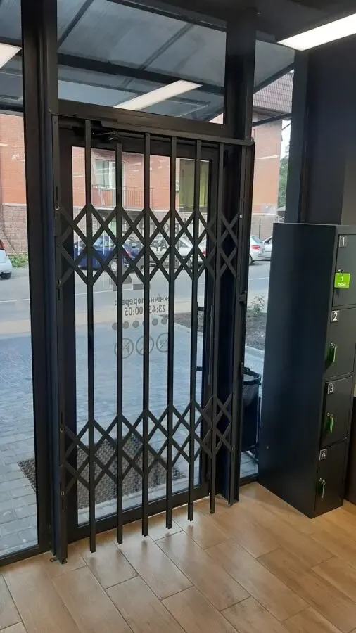 Решетки раздвижные металлические на окна, двери, витрины. 10