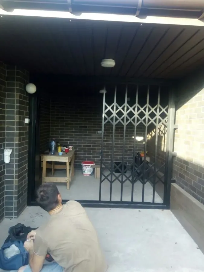 Решетки раздвижные металлические на окна, двери, витрины. 9