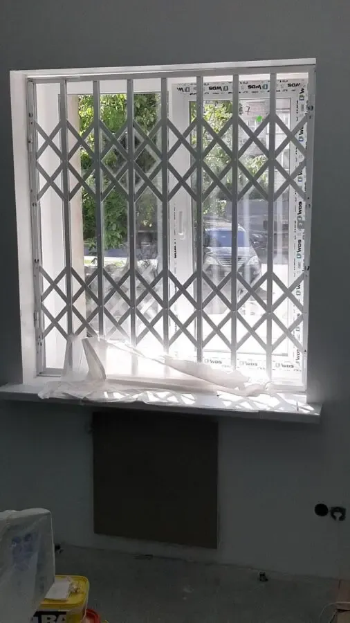 Металеві розсувні грати на вікна, двері фасади вітрини магазинів Львів 6