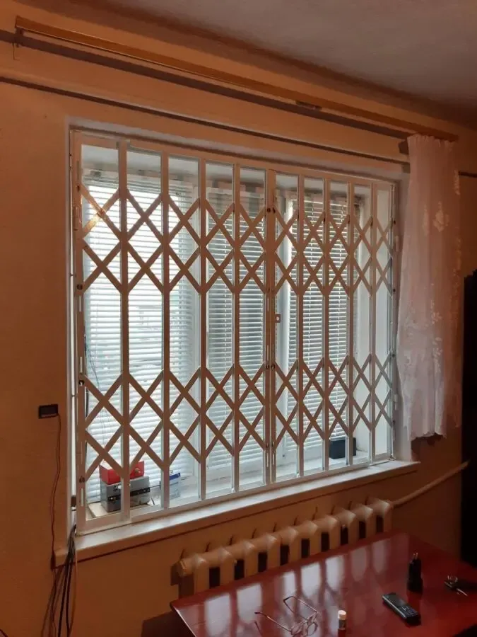 Металеві розсувні грати на вікна, двері фасади вітрини магазинів Львів 3