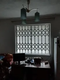 Металеві розсувні грати на вікна, двері фасади вітрини магазинів Львів