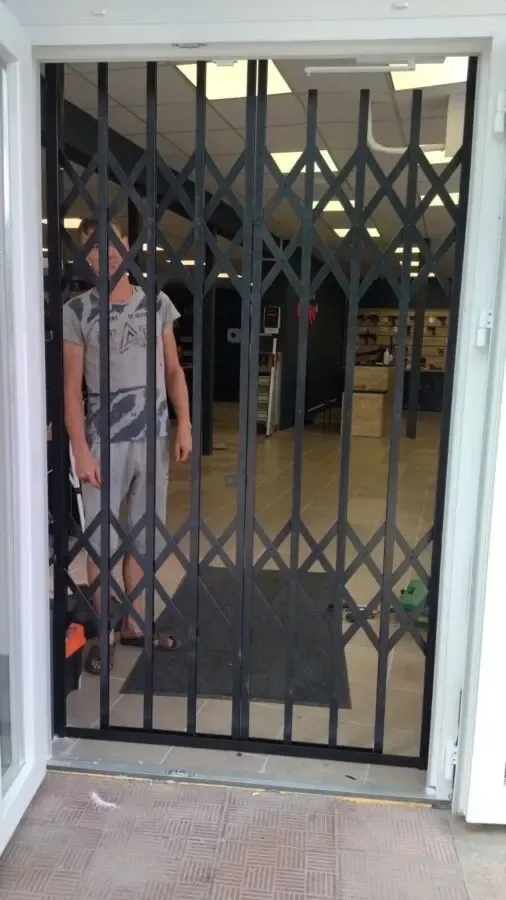 Грати з металу розсувні на вікна, двері. Виготовлення та установка
