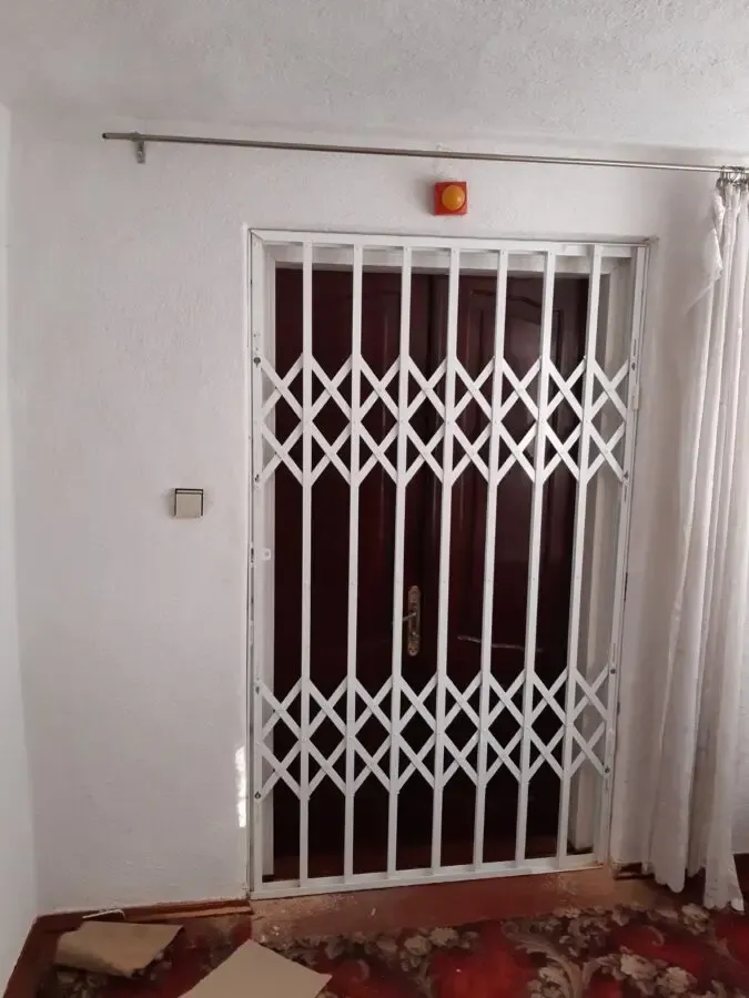 Универсальные Решетки раздвижные металлические на окна, двери фасады 4