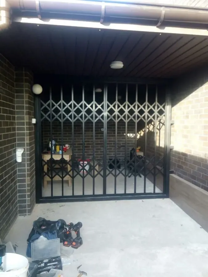 Универсальные Решетки раздвижные металлические на окна, двери фасады 7