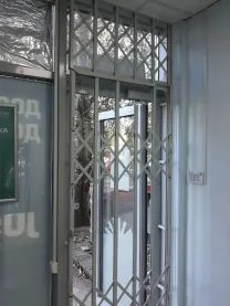 Универсальные Решетки раздвижные металлические на окна, двери фасады