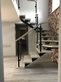 Лестница на косоуре из металла дерева стекла