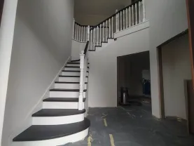 Лестница на второй этаж под зашивку ясенем