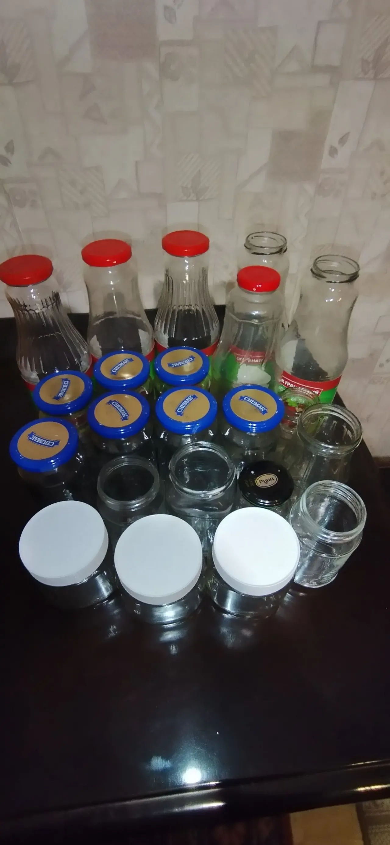 Продам банки с закручивающимися крышками и под ключ  стекло . Ёмкость 2