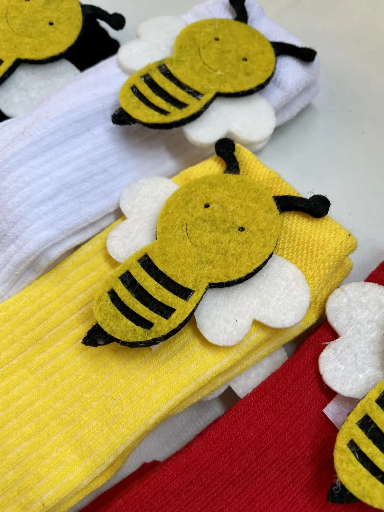 Носки-гольфы на девочку с украшением в виде пчелки 2