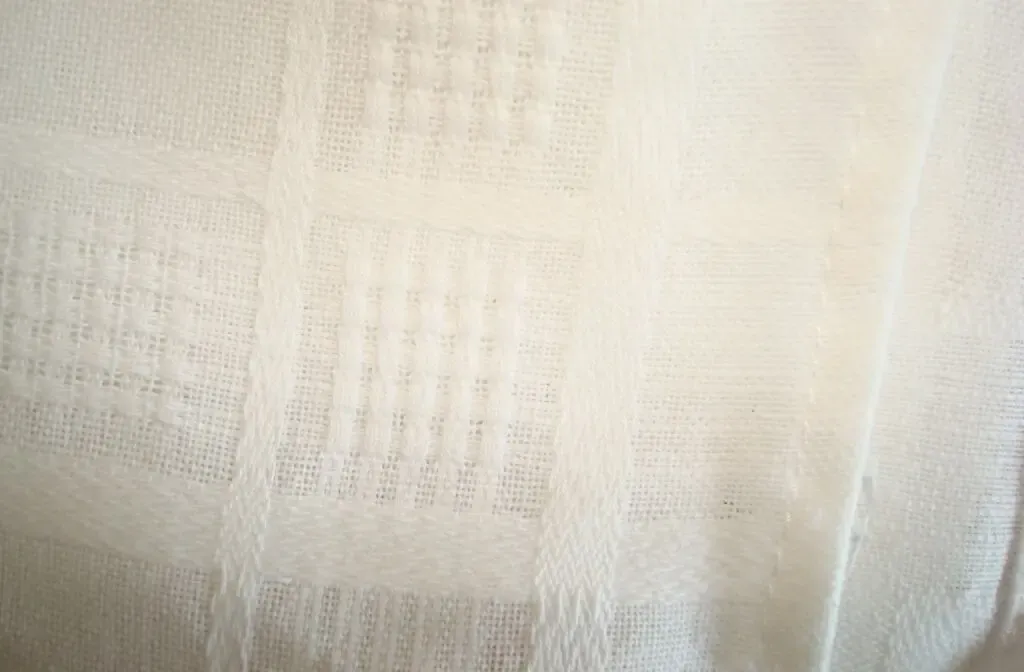 Хлопковая 76*75 см красивая скатерть белая вышитая в ручную крестиком 3