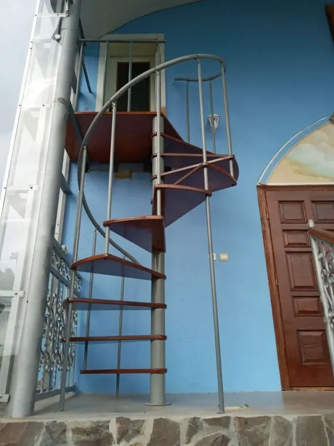 Лестницы винтовые со спиральным поручнем готовые к установке 7