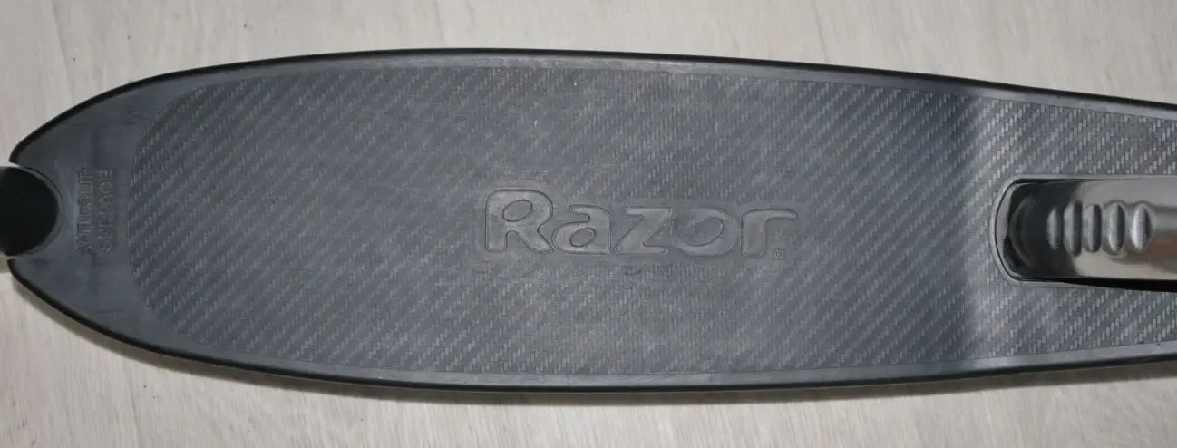 Продам б/у стильный городской самокат Razor Carbon Lux (USA) 10