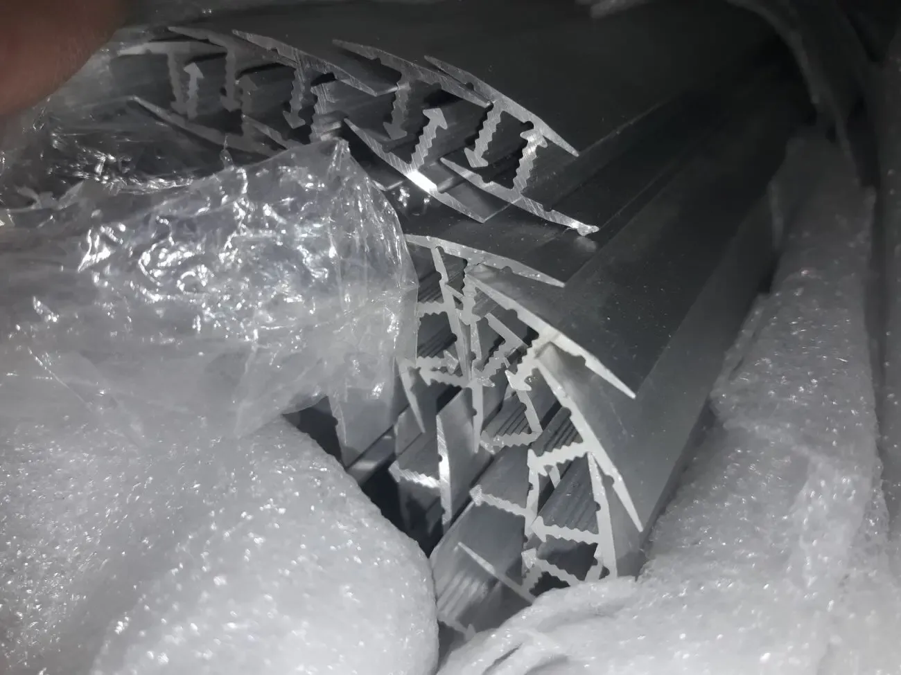 Продам Т-образные алюминиевые прижимные планки 18х8х2710мм