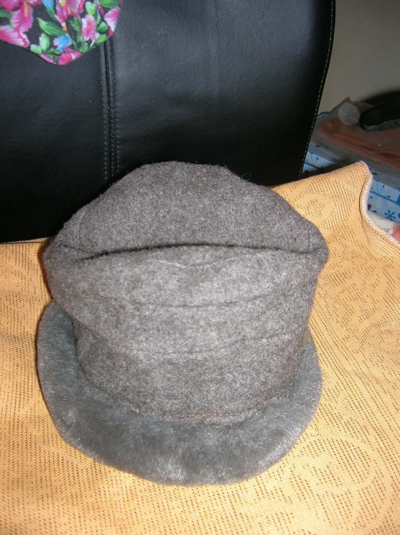 Стильная современная шапка-папаха для модной девчонки к зиме