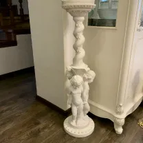 Старинная колонна статуя из Европы